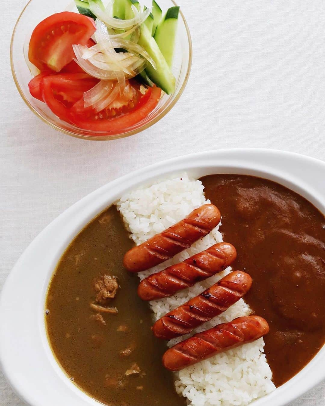 樋口正樹さんのインスタグラム写真 - (樋口正樹Instagram)「MOJA & WATANABE CURRY 🍛 . お昼ご飯のカレーライス。 大阪のレトルトの２種を あいがけで盛り付けての トッピングにウインナー😋 . あいがけ２種のカレーは モジャカレーと渡邊咖喱。 実際の大阪カレーは未だ 食べたことないですけど、 どちらもかなりおいしい😋 . 北野エースで展開してる カレーなる本棚は全国の 様々なカレーが揃ってて おいしいのが並びますが、 たまに「？」なのもあり いちごのカレーとか苦手🤣 . ちなみに４枚目の動画は、 北野エースの調布の店内。 ここのカレーなる本棚は カレーの本棚の発祥の地。 撮影はご自由にとのこと。 @kitanoace . . #モジャカレー #渡邊カリー #渡邊咖喱 #大阪カレー #梅田グルメ #心斎橋グルメ #新大阪グルメ #カレー激戦区 #あいがけカレー #合いがけカレー #レトルトカレー #レトルトカレー部 #レトルトカレー好きな人と繋がりたい #野田琺瑯 #北野エースで購入 #北野エース推し隊 #kitanoace #curry  #mojacurry #watanabecurry #🍛」10月2日 12時32分 - higuccini