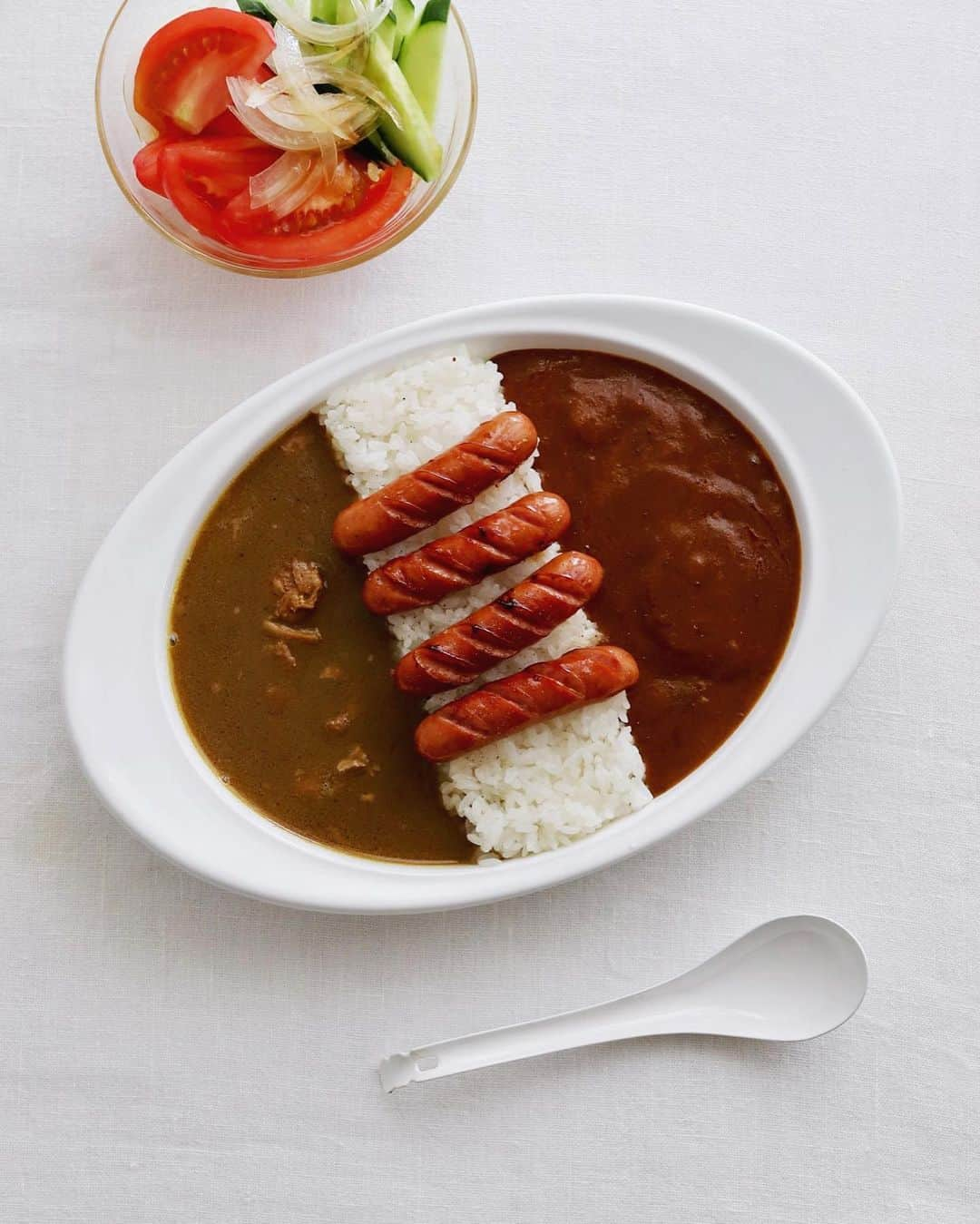 樋口正樹さんのインスタグラム写真 - (樋口正樹Instagram)「MOJA & WATANABE CURRY 🍛 . お昼ご飯のカレーライス。 大阪のレトルトの２種を あいがけで盛り付けての トッピングにウインナー😋 . あいがけ２種のカレーは モジャカレーと渡邊咖喱。 実際の大阪カレーは未だ 食べたことないですけど、 どちらもかなりおいしい😋 . 北野エースで展開してる カレーなる本棚は全国の 様々なカレーが揃ってて おいしいのが並びますが、 たまに「？」なのもあり いちごのカレーとか苦手🤣 . ちなみに４枚目の動画は、 北野エースの調布の店内。 ここのカレーなる本棚は カレーの本棚の発祥の地。 撮影はご自由にとのこと。 @kitanoace . . #モジャカレー #渡邊カリー #渡邊咖喱 #大阪カレー #梅田グルメ #心斎橋グルメ #新大阪グルメ #カレー激戦区 #あいがけカレー #合いがけカレー #レトルトカレー #レトルトカレー部 #レトルトカレー好きな人と繋がりたい #野田琺瑯 #北野エースで購入 #北野エース推し隊 #kitanoace #curry  #mojacurry #watanabecurry #🍛」10月2日 12時32分 - higuccini