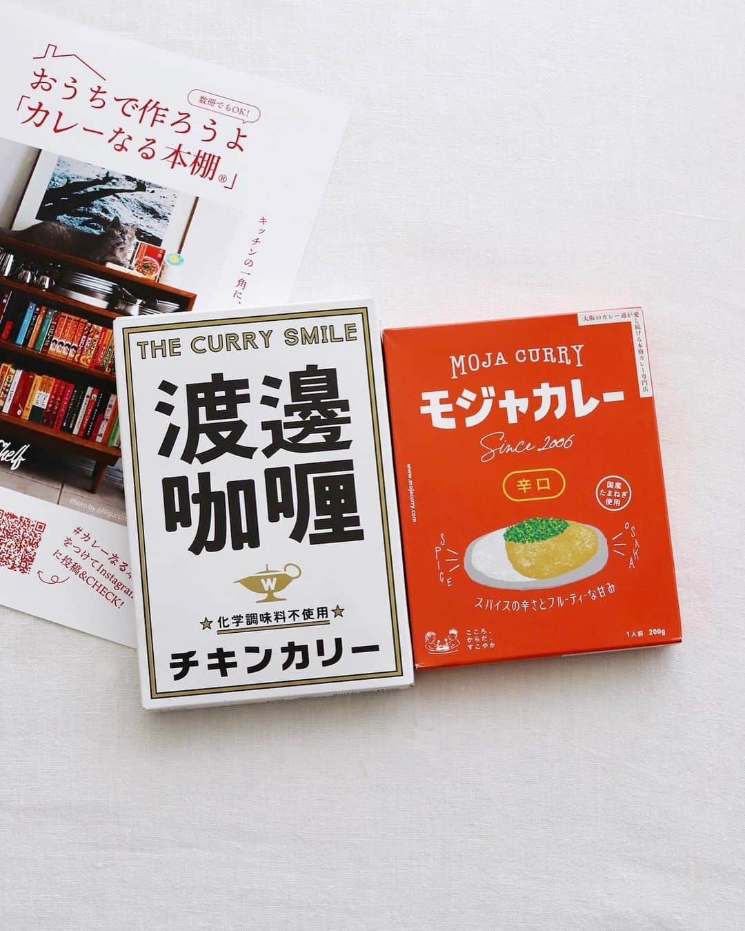 樋口正樹さんのインスタグラム写真 - (樋口正樹Instagram)「MOJA & WATANABE CURRY 🍛 . お昼ご飯のカレーライス。 大阪のレトルトの２種を あいがけで盛り付けての トッピングにウインナー😋 . あいがけ２種のカレーは モジャカレーと渡邊咖喱。 実際の大阪カレーは未だ 食べたことないですけど、 どちらもかなりおいしい😋 . 北野エースで展開してる カレーなる本棚は全国の 様々なカレーが揃ってて おいしいのが並びますが、 たまに「？」なのもあり いちごのカレーとか苦手🤣 . ちなみに４枚目の動画は、 北野エースの調布の店内。 ここのカレーなる本棚は カレーの本棚の発祥の地。 撮影はご自由にとのこと。 @kitanoace . . #モジャカレー #渡邊カリー #渡邊咖喱 #大阪カレー #梅田グルメ #心斎橋グルメ #新大阪グルメ #カレー激戦区 #あいがけカレー #合いがけカレー #レトルトカレー #レトルトカレー部 #レトルトカレー好きな人と繋がりたい #野田琺瑯 #北野エースで購入 #北野エース推し隊 #kitanoace #curry  #mojacurry #watanabecurry #🍛」10月2日 12時32分 - higuccini