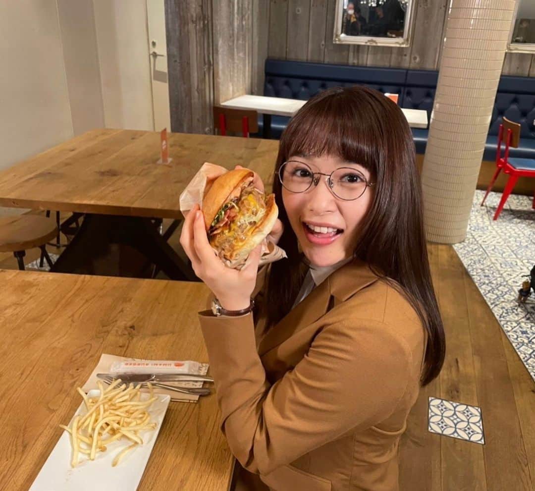 桜井日奈子さんのインスタグラム写真 - (桜井日奈子Instagram)「BSテレ東「ごほうびごはん」今日深夜0時から第一話が放送です🍔  クランクインがこのハンバーガーのシーンだったのですが、張り切って2個半食べました。 最後の一口までおいしかったです！！  モリモリ食べる咲子をぜひご覧ください🍚  #ごほうびごはん  #ごほうびごはん第一話 #こもとも子 先生 #bsテレ東」10月2日 12時35分 - sakurai.hinako_official
