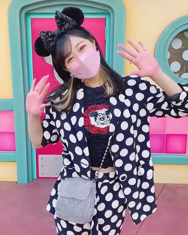 中島奈津希のインスタグラム：「👩🏻🔁⚫️⚪️⚫️⚪️⚫️ ⁡ ⁡ ⁡ ⁡ ⁡ ⁡ めちゃくちゃ晴れてるううううう😳❤️ ⁡ ⁡ とういう事で、、 へーーーーーんしん👩🏻🔁⚫️⚪️⚫️⚪️⚫️ 【#変身ディズニーバウンド その145】 ⁡ ⁡ ⁡ 変身前を撮り忘れちゃったので 使い回しだけど😂 こんなにドットに包まれたのは 草間彌生さんか私ぐらいなんじゃないでしょうか👩🏻笑 ⁡ ⁡ ⁡ ⁡ ⁡ ⁡ ⁡ ⁡ 実は、 インスタライブでも紹介していなかった 秋買った一番お気に入りのお洋服は こちらのセットアップでした💁🏻‍♀️ ⁡ 小さめドットじゃなくて この大きめドットが可愛すぎる🥺❤️ 一目見て、 絶対セットアップで着たいと思って 私のわがままに付き合ってお姉(@nakajima_ayano )も ドットコーデしてくれました👶🏻❤️笑 ⁡ ⁡ ⁡ ⁡ ⁡ 派手かな？の質問に対する回答が、 お姉っぽくて好き😂😂❤️笑 ⁡ 優しいお姉です👶🏻❤️ ⁡ ☁️☁️☁️☁️☁️☁️☁️☁️☁️☁️☁️☁️☁️☁️☁️☁️ #disneysisters_jp ←#中島姉妹 ディズニーまとめ👭🏻 @nakajimasisters_jp ←中島姉妹アカウントできました👭🏻 #東京ディズニーランド　 #ディズニーバウンド」