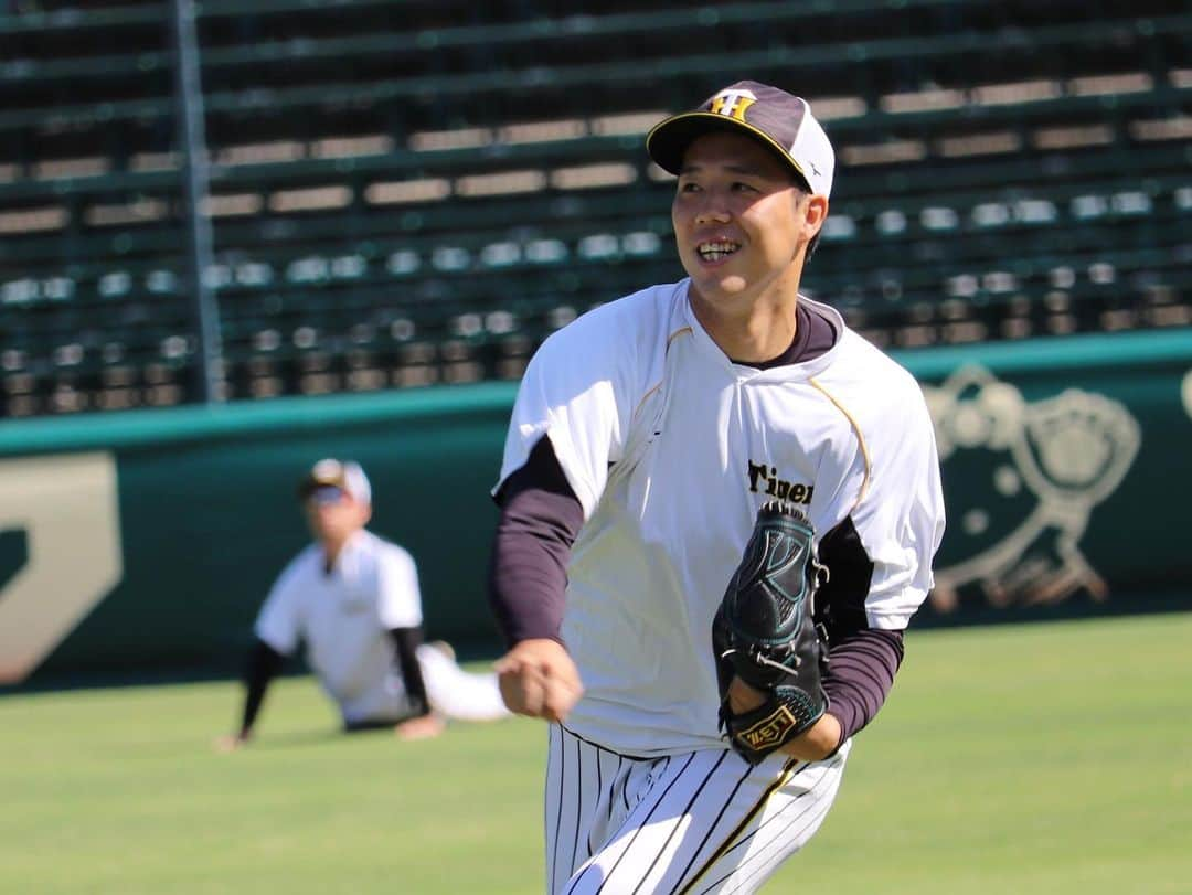 阪神タイガースさんのインスタグラム写真 - (阪神タイガースInstagram)「今日も甲子園で中日戦‼︎ 試合前練習の様子です！  #糸井嘉男 選手 #ジェフリーマルテ 選手 #メルロハスジュニア 選手 #青柳晃洋 選手 #島田海吏 選手 #阪神タイガース #挑超頂」10月2日 12時43分 - hanshintigers_official