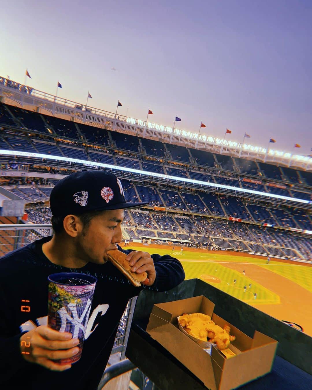 綾部祐二さんのインスタグラム写真 - (綾部祐二Instagram)「Pre-game coke, hotdog and cheese fries.」10月2日 12時44分 - yujiayabe