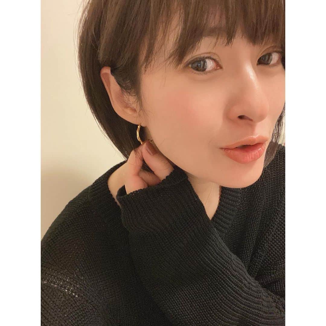 秋本祐希さんのインスタグラム写真 - (秋本祐希Instagram)「new ピアス❤︎ コレクションになりつつある @mariablackjp  絶妙な大きさで ギラギラしないGOLD☺︎ お好みでチャームもつけれちゃうみたい。 好きだと思えるモノを少しずつ❤︎ 大事にしていこう。 #mariablack #earrings #fashion #acssesories ネイルは久々に 秋を感じるこっくりな単色を。 @salonbdaikanyama」10月2日 22時47分 - ayuuki0908