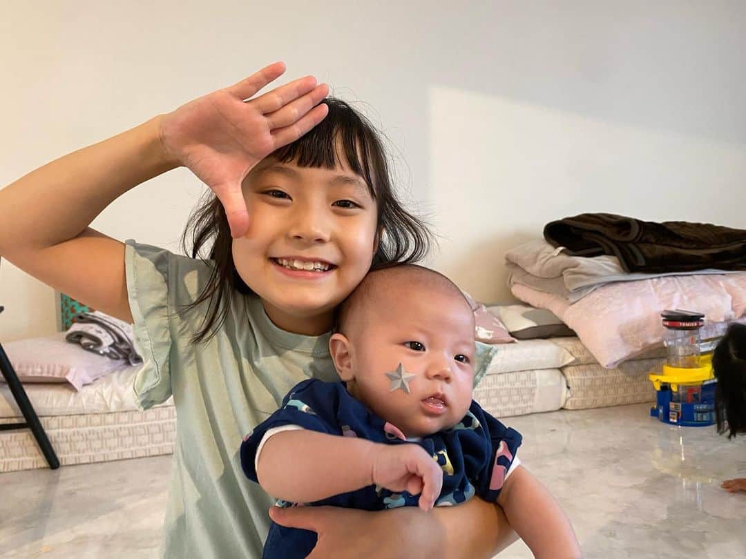 江原千鶴（エハラチヅル）のインスタグラム：「ふうちゃんにも似てる？  とりあえずみんな同じ顔ということで…🤣  とわくんすでにうたくんにやられてますw  #やらされてるシリーズ  #エハラ5きょうだい #次女と次男」