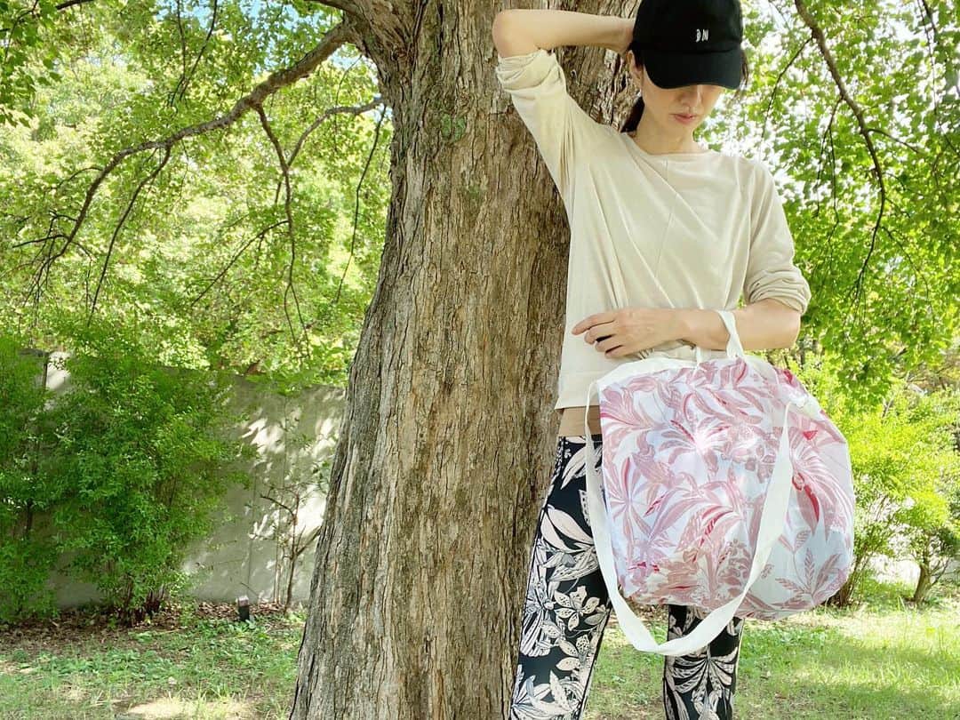 前田ゆかのインスタグラム：「『est x nergy』の数量限定 コラボ✨  どちらも愛用中だったので夢のコラボに思わず拍手👏  ボタニカルデザインにドレスアップしたローションに美容液(エコバッグはピラティスの時に使ってます)  植物のようにのびやかに硬くなったカラダや心もやわらかく軽くしてくれるようなコラボレーション。 ✔️ザローションは過酷な環境にも肌の奥まで潤いを届けてくれる保湿力。 ✔️セラムワンの泡炭酸は血行をよくしてくれて泡に包まれる心地よさ、土台美容液がさらにパワーアップ。  季節の変わり目、疲れたときにももちろん しっかり肌の土台を整えて保湿を心がけて✨  @est_jp  @nergyjapan  #est #花王 #nergy #コラボ #pilates #ピラティスで体が変わる  #ウエアはnergy #nergyタイツのホールド力 #sports #朝ピラティスの帰り道 #体が巡る #気持ちも整えて #ボタニカル柄 #木漏れ日がうつくしい場所 #skincare  #beauty」