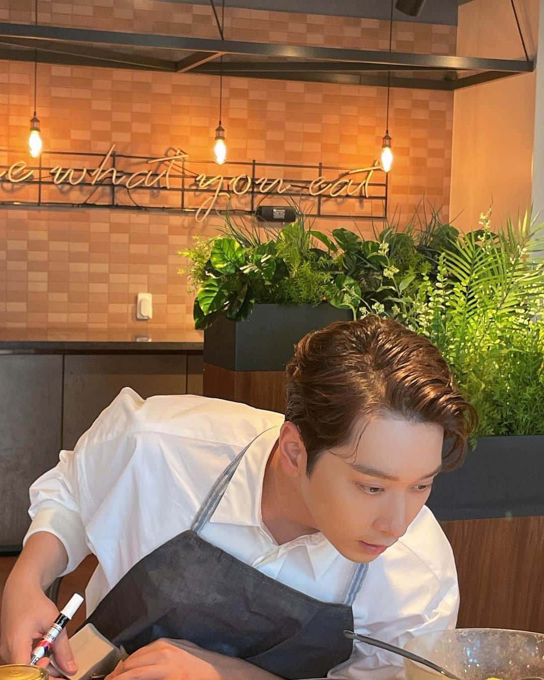 2PMさんのインスタグラム写真 - (2PMInstagram)「찬귤이사님 화면이 잘 안 보여서 그런데 렌즈 한 번만 닦아주세요•••  #이사님 #웃을때마다 #과즙튀어서요💦 #레투스타그램」10月2日 23時32分 - real_2pmstagram