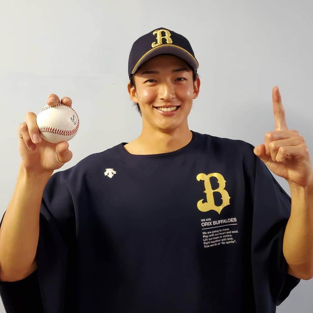 山崎颯一郎のインスタグラム：「9月29日にプロ初勝利する事ができました！ トミージョン手術したりと色々な事がありましたが、常に励ましてくれたお母さん、高校　中学の時の監督　コーチ　チームメイト　自分を応援してくださってるファンの方々それからサポートして下さったチームのトレーナーさん達のおかげでここまで投げれるようになりました！ 本当にありがとうございます！ 自分はチームの戦力になれるように頑張りますので応援宜しくお願いします！ あと関西テレビ放送スポーツ局スポーツ部さんから祝花が贈られてきました！ありがとうございます！感謝感激です！ #5年目 #プロ初勝利 #心の底から3150 #全員で勝つ #応援よろしくお願いします」