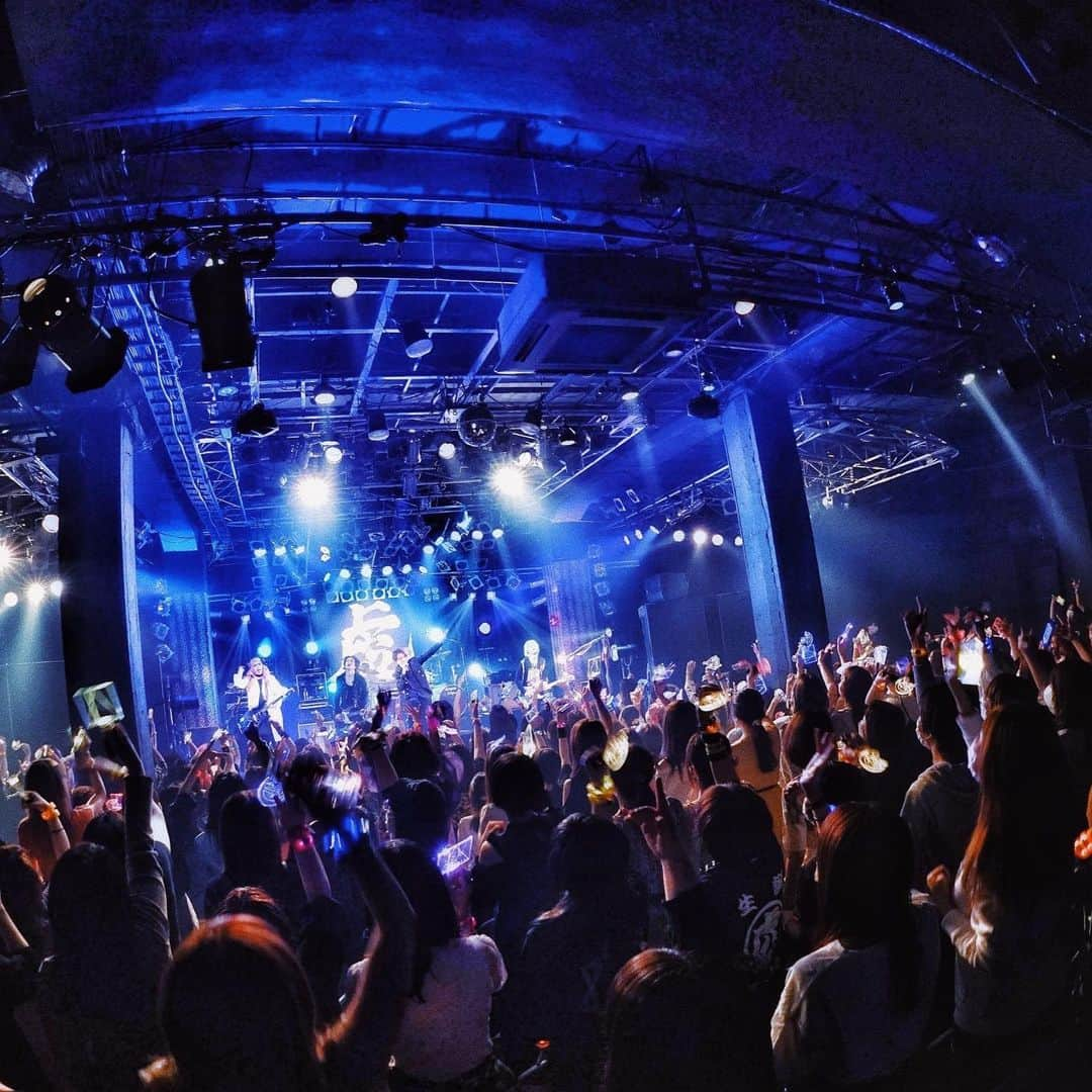 ヒロトさんのインスタグラム写真 - (ヒロトInstagram)「YOKOHAMA BAYHALL. 2021.09.17... ▶︎ONEMAN LIVE 2021～虎生誕祭～「虎 vs TORA vs 天野虎 vs MASASHI」  2週間経過しても未だに一曲目の ILLUMINATIの虎さんの歌が離れません.  2021年も引き続き身動きがなかなか取りづらい情勢の中,なんとか虎さんBDまでメンバー全員の誕生日を'LIVE'でお祝いすることが出来ました. しっかりと,叫びたいはずの声を飲み込み,暴れ倒したいはずのエネルギーを両手に集中させて,LIVE後九組の仲間と打ち上がったりその日のお話をしたいところをグッと堪えてくれた一人一人のおかげでここまで無事にやってこれました.  本当にありがとうね.  昨年僕は誕生日をオンラインでやらせてもらいましたが やはり音楽家でprayerの性分の僕らは'LIVE'という場所で音楽,コミニュケーションが出来るということは何よりのGIFTなんですよね.  スタッフチームも本当に感染対策など徹底しながらも,ファン,メンバーに極力ストレスがないような状況をクリエイトしながら,素晴らしい場所を創ってくれました. 本当に誇らしいチームです.  Instagramなのにうっかり文章長くなってきたのでこの辺で.  最後に この人生において唯一無二の相方,愛方. 虎さんHAPPY BIRTHDAY. #アリス九號. #ALICENINE. #虎  #jrock  #jrocker  #happybirthday」10月2日 15時11分 - hiroto_a9