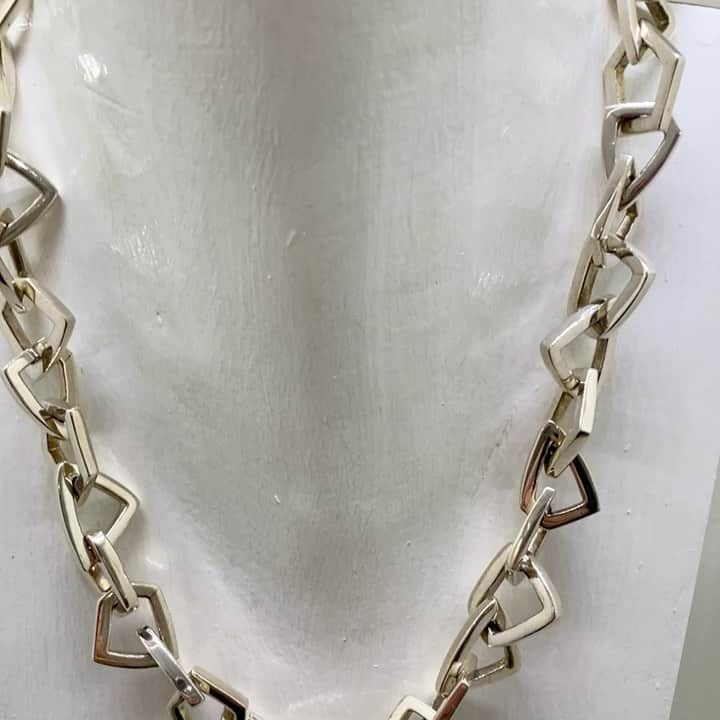 ホアキンベラオのインスタグラム：「Collar de diferentes eslabones」
