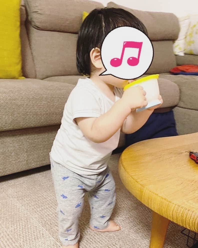 のインスタグラム：「なぜかコップを持っていると安定して立てるみたい✨👦歩き出すの楽しみだな〜🎵」