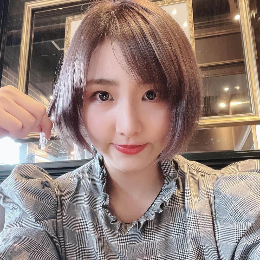 のインスタグラム：「秋だねー🍁  髪色も秋にしたよ✌️ 分かりにくすぎるけど、ほんのりボルドー☺️ 襟足もすっきりしてショートボブにしてもらった✨✨✨ さらつやだぁ〜✨✨✨  Lip💄はFujikoの03 珊瑚ブラウンだよ これめっちゃ好きで全色持ってる🥰  3枚目アホ面なんだけど🤣」