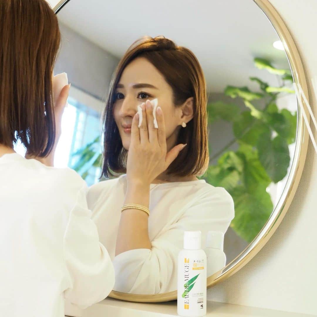 のインスタグラム：「初めてつかったのは多分、中学か高校生くらい！　 歴で言うとかなーーり長く使っている オードムーゲローション。 思春期の頃にニキビができて、どうしたらいいか分からず 同じ悩みをもつ友人の間で大半がこれを使っていた！！😆 ドラッグストアで手軽に買えて、デパコスとはまた違った魅力のオードムーゲ薬用ローション（医薬部外品）。 これから赤くなりそうなニキビを防いでくれる頼もしいお方。 ニキビが怪しいとき 洗顔後すぐに拭き取り化粧水としても使うし コットンパックしてもよし。 惜しみなく使える価格も嬉しい🥺❤️ いいデパコスももちろん大好きですが 薬用スキンケアもめちゃ大事！！🙆🏻‍♀️ 顔だけじゃなく、ニキビができやすい首筋や背中などにも たっぷり使っています😊 ・ オードムーゲローション #オードムーゲ　#ふきとり化粧水　#ニキビ　#ニキビ予防にはオードムーゲ　#ニキビケア #ドラッグストア　#ドラコス　#ドラッグストアコスメ#小林製薬_PR」