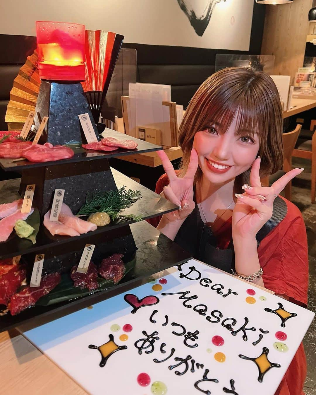 みきでりさんのインスタグラム写真 - (みきでりInstagram)「@shibuya_yakiniku_fujimon のアニバーサリーコース🐄🎊💓 といいつつ、何かの記念日ではなく、 ただ日頃の感謝をする日だったんだけどね😉🌈✨  宮下パークの近くにあって、 内装がオシャレでデート向き🙆‍♀️✨  メッセージ付きの肉タワーは 富士山をイメージしているらしい🗻🪄 美女と野獣の音楽が流れてきてて めっちゃロマンチックだったーっ🌹♥︎  最後に2人の写真付きのプレートを お店の方が出してくださって可愛かった🥰  どのお料理も美味しかったけど、 特にお気に入りは締めの牛骨ラーメン🍜❤️  渋谷周辺で新しいお店開拓したい方は 是非参考にしてみてね₍ᐢ•௰•ᐢ₎♩ ㅤ ㅤ ㅤ ㅤ ㅤ ㅤ #富士門#渋谷焼肉#焼肉#焼肉ディナー#サプライズ#サプライズプレート#肉寿司#肉料理#焼肉デート#焼肉食べ放題#デート#夜ご飯#ディナーデート#日頃の感謝を込めて#お肉大好き#焼肉大好き#焼肉女子」10月2日 15時50分 - mikidelicious