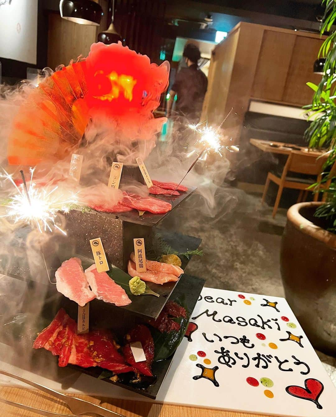 みきでりさんのインスタグラム写真 - (みきでりInstagram)「@shibuya_yakiniku_fujimon のアニバーサリーコース🐄🎊💓 といいつつ、何かの記念日ではなく、 ただ日頃の感謝をする日だったんだけどね😉🌈✨  宮下パークの近くにあって、 内装がオシャレでデート向き🙆‍♀️✨  メッセージ付きの肉タワーは 富士山をイメージしているらしい🗻🪄 美女と野獣の音楽が流れてきてて めっちゃロマンチックだったーっ🌹♥︎  最後に2人の写真付きのプレートを お店の方が出してくださって可愛かった🥰  どのお料理も美味しかったけど、 特にお気に入りは締めの牛骨ラーメン🍜❤️  渋谷周辺で新しいお店開拓したい方は 是非参考にしてみてね₍ᐢ•௰•ᐢ₎♩ ㅤ ㅤ ㅤ ㅤ ㅤ ㅤ #富士門#渋谷焼肉#焼肉#焼肉ディナー#サプライズ#サプライズプレート#肉寿司#肉料理#焼肉デート#焼肉食べ放題#デート#夜ご飯#ディナーデート#日頃の感謝を込めて#お肉大好き#焼肉大好き#焼肉女子」10月2日 15時50分 - mikidelicious