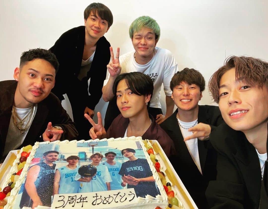 のインスタグラム：「コムドット3周年おめでとう☺︎   しっかり報告してなかったので、ご報告！ 裏方の編集リーダーとしてコムドットに入ることになりました！🏋️  誘ってくれたみんなには感謝しかないです。毎日が刺激的で楽しい。 深く感謝、感謝、感謝。  ただでさえ最高におもろいコムドットの動画をさらにおもしろくさせるのが僕の仕事です🏋️  これから年内300万人に向けて全力でサポートします！よろしくお願いします！  最後にメンバーと裏方のみんな、暖かく迎え入れてくれてありがとう☺︎  #コムドット #ゆうたの顔は甘い」