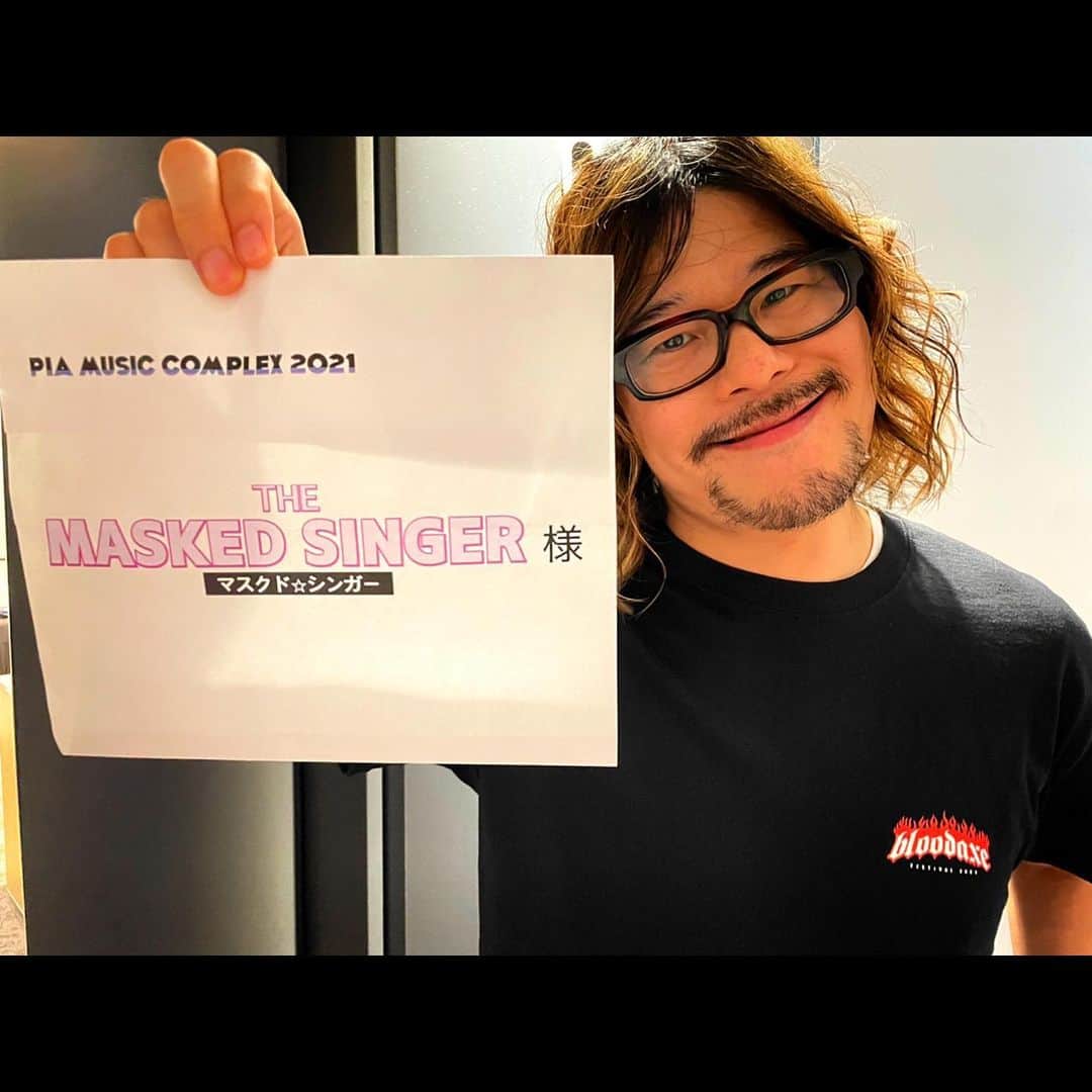 マキシマム ザ ホルモンのインスタグラム：「ホルモン約2ヶ月ぶりのライブ、『PIA MUSIC COMPLEX 2021』からコンニチハ。  マンウィズって、つまりはこういうことだよね🦹‍♀️  #歌っているのは誰だ  えっ！？ 正体は……ゲ、ゲン………🤭  byダイスケはん  #マキシマムザホルモン #ぴあフェス #ぴあフェス_Day1 #MWAM #マンウィズ #マスクドシンガー #04LimitedSazabys #フォーリミ #ついでにまだ誰も来てないうちにサンボマスターの楽屋貼りを今日決勝のキングオブコントっぽくしてみた #サンボマスター #帰ってからキングオブコントを観るの楽しみにしてるからネタバレ禁止」