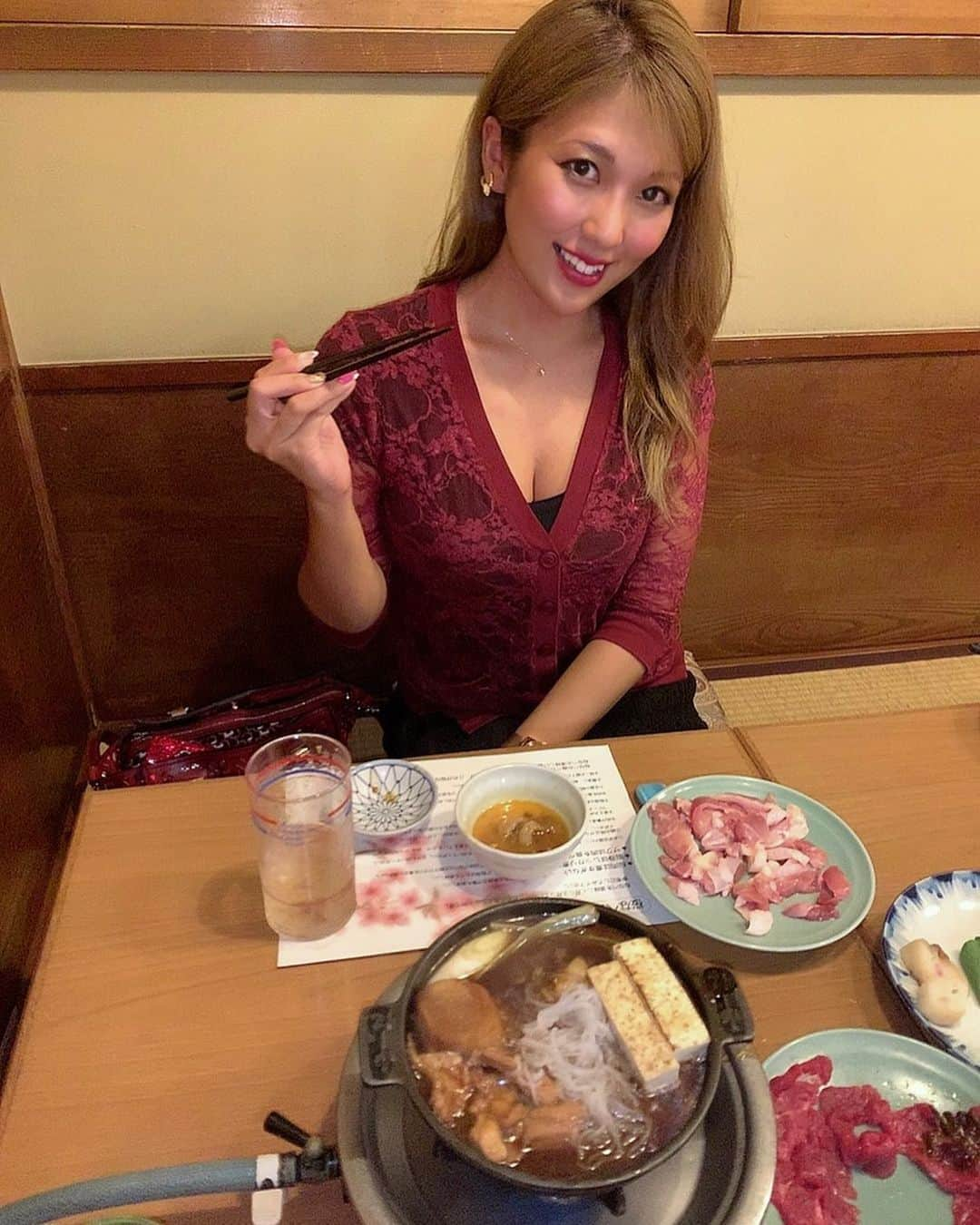 神谷麻美さんのインスタグラム写真 - (神谷麻美Instagram)「#馬肉 いっぱい食べたよ💖🐴🌈💖✨ #贅沢 コース全部美味しかったなぁ🥰❤️‍🔥 元気増した❣️❣️😋🌈❤️‍🔥  明治からあるお店って凄いよね🏯🇯🇵💘 #パワー いただきました❤️‍🔥⛩❤️‍🔥  #桜なべ中江 🐎 #浅草グルメ 🇯🇵#桜肉 🌸」10月2日 16時16分 - asamice428