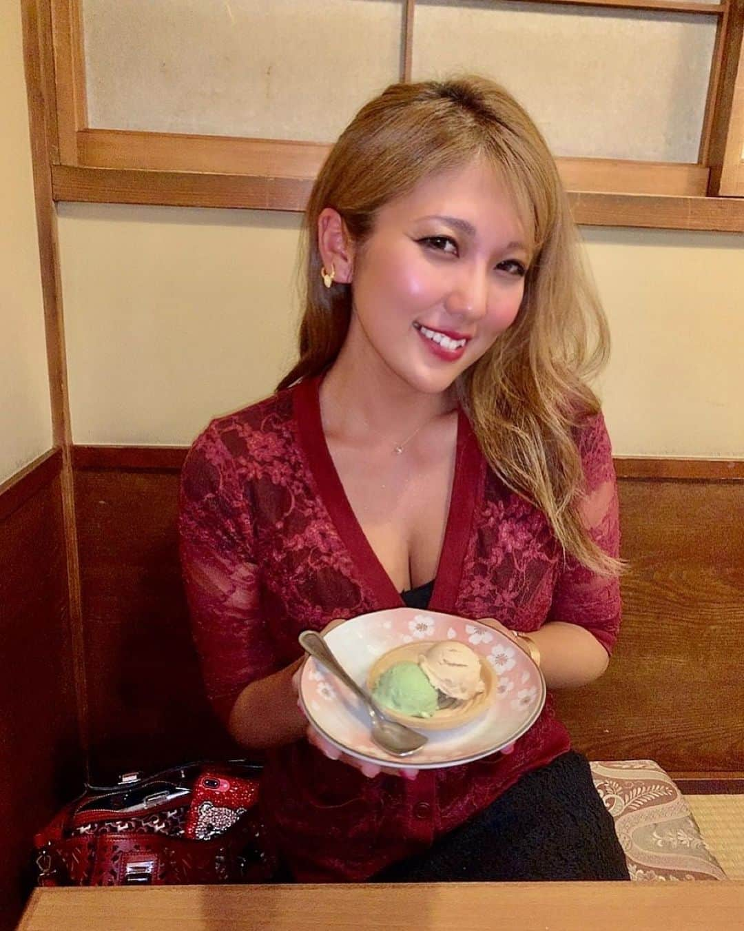 神谷麻美さんのインスタグラム写真 - (神谷麻美Instagram)「#馬肉 いっぱい食べたよ💖🐴🌈💖✨ #贅沢 コース全部美味しかったなぁ🥰❤️‍🔥 元気増した❣️❣️😋🌈❤️‍🔥  明治からあるお店って凄いよね🏯🇯🇵💘 #パワー いただきました❤️‍🔥⛩❤️‍🔥  #桜なべ中江 🐎 #浅草グルメ 🇯🇵#桜肉 🌸」10月2日 16時16分 - asamice428