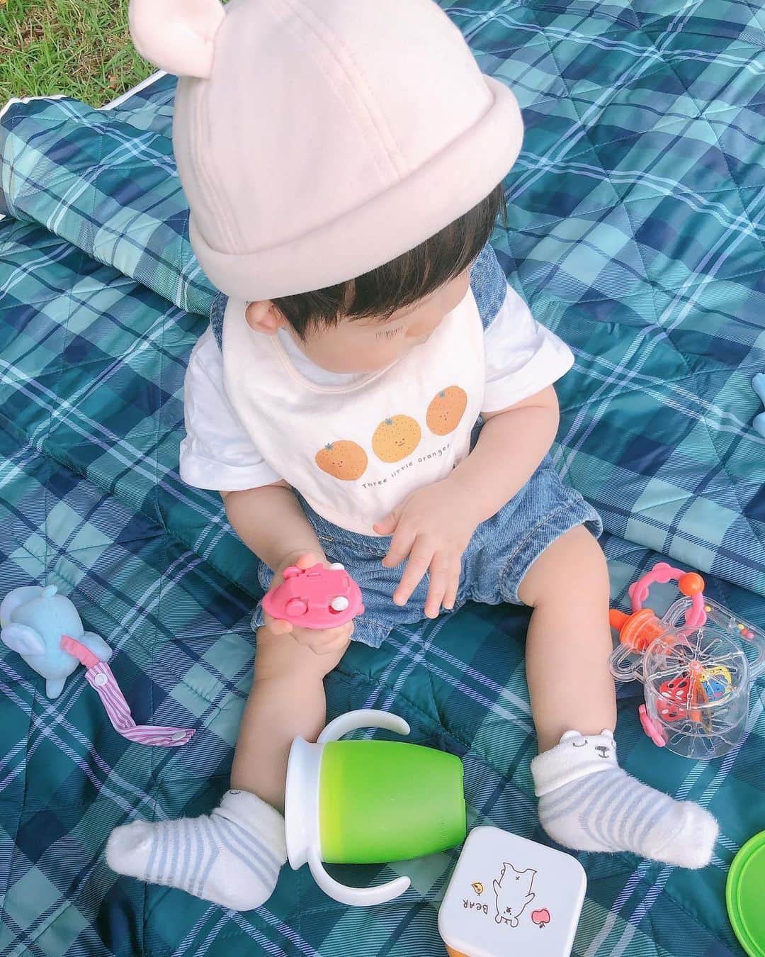 のインスタグラム：「． 天気のいい日は お外でおやつ時間🍬✨ でも虫除けしていくの忘れて この後めっちゃ蚊に刺されたよ😅 #生後11ヶ月 #男の子ママ」