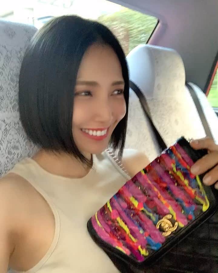 澤田友美のインスタグラム：「🎨👛❣️」