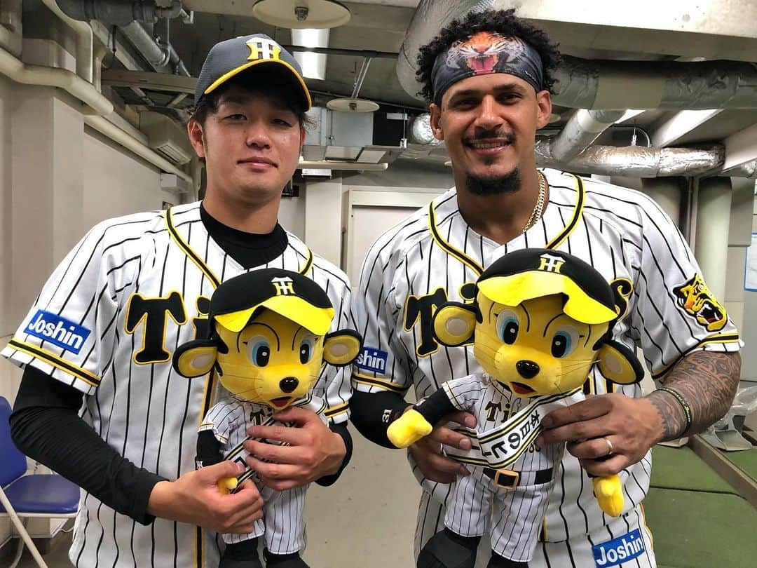 阪神タイガースさんのインスタグラム写真 - (阪神タイガースInstagram)「今日のヒーロー‼︎  3連勝2試合連続の完封勝利！！！髙橋投手と2試合連続ホームラン！マルテ選手です✨  #髙橋遥人 選手#2試合連続#完封勝利 #ジェフリーマルテ 選手 #ナイスホームラン  #lapampara #ラパンパラ #阪神タイガース #挑超頂」10月2日 16時40分 - hanshintigers_official