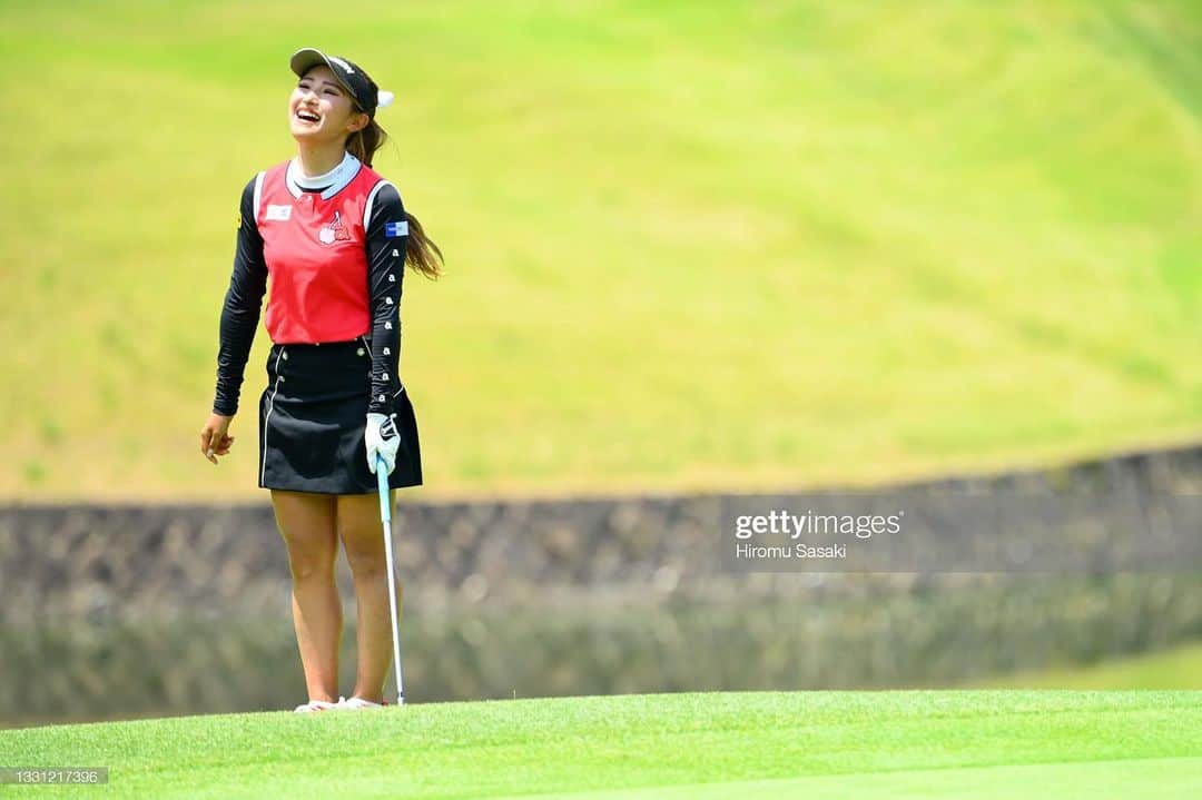 臼井麗香さんのインスタグラム写真 - (臼井麗香Instagram)「日本女子オープンゴルフ選手権、 初めての地元開催で私はこの大会の為に 照準を合わせて今まで頑張ってきたのですが、 左手首を痛めてしまい初めて棄権とゆう形 になりとても悔しい気持ちでいっぱいです。 心配をお掛けしすみません。 来週のスタンレーレディースには 出場出来る様に治療に努めます。 沢山の応援ありがとう御座いました🕊 いつか栃木で試合が開催され皆様に 恩返しできるようにまた頑張ります。　  #栃木県#地元#温かい#応援#感謝 #ありがとう#ゴルフ#大好き #ゴルフ女子#ゴルフ男子#ゴルフ初心者 #恩返し#今出来ることを#精一杯」10月2日 16時52分 - usuireika54