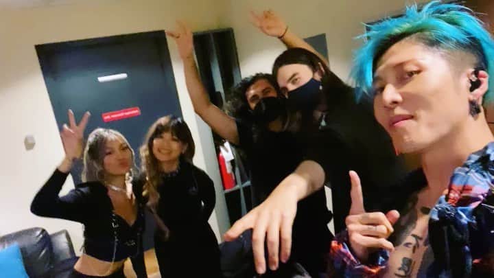 のインスタグラム：「#MiyaviImaginary North America Tour 2021 kicked off!!!! Rocked out w/ awesome crowd in Calgary. Never thought that there are my fans in Calgary but there are! Such a sweet crowd. I’m sure we were the hottest crowd and band in the whole word. Thank you all for coming 🙏🏻🙏🏻😌💙 Tmrw, Vancouver!!!!!  イマジナリーツアー、無事にカナダで初日を迎えました！有観客でのライヴ自体久しぶりだったのでステージでは感覚を思い出しながらだったけど、思いっきり演れて最高のショーにできました！カルガリーにMIYAVIのこと知ってる人いるなんて思ったことなかったけど、いた！(笑) そしてみんな熱かった！！！！次はバンクーバー！！！！」