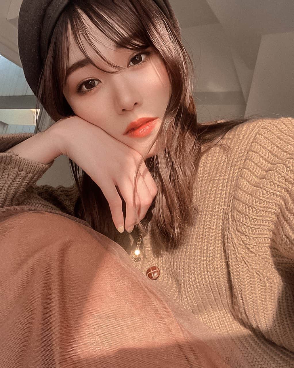 SHIORIのインスタグラム：「✔︎ . . autum🍁 . . . #ootd #ニットカーデ #ブラウンコーデ #関西 #お洒落さんと繋がりたい」