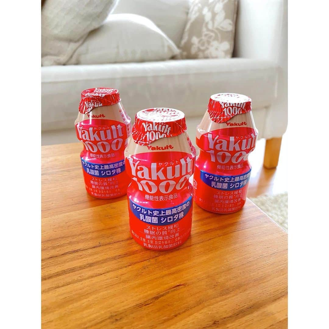 梅山茜さんのインスタグラム写真 - (梅山茜Instagram)「. ＊お知らせ〜📣＊ . この度「Yakult1000」のCMにラグビー元日本代表の 廣瀬俊朗さんと出演させて頂いています🙋🏻‍♀️💗 この「Yakult1000」のポイントは 「ストレス緩和」と「睡眠の質向上」💡 このコロナ禍にもピッタリですよね。 実は私も何年か前から寝付きが悪かったり 夜中起きたりで熟睡できていないので 毎日飲んでいるんです🥰 そもそもヤクルトって物心つく前から飲んでるし 今回CMに出演させて頂いて 本当に光栄すぎたし嬉しすぎた…！ そしてテレビでよく拝見していた廣瀬さんと ご一緒できたのも嬉しすぎました☺️！ 大阪ご出身なので色んな大阪トークができて すごくお優しい方でとても楽しかったです！ ありがとうございました💐  CMはMBS毎日放送ほか、 なんとCBCテレビ、チューリップテレビ、 北陸放送、福井テレビで10月1日〜1ヶ月間流れます📺 ぜひ朝から晩まで上記の放送局を見て頂いて CMチェックしてみてください🥳 私もまだ見られてないので 一日中MBSつけておきます🕰笑 関西はもちろんかなり広い範囲で見られますので ぜひお願いしますーっ🧡 (だーいぶ前に撮影したので今より前髪短いし ちょっと太い気が…🤔) . #フリーアナウンサー#アナウンサー#女子アナ#タレント#ヤクルト#ヤクルト1000#ラグビー#ラガーマン#スポーツ#スポーツ選手#日本代表#廣瀬俊朗 さん#梅山茜#毎日放送#中部日本放送#チューリップテレビ#北陸放送#福井テレビ#撮影#大阪#関西#徳島#東海#北陸#cm#Yakult#Yakult1000#mbs#rugby#cbc」10月2日 18時13分 - umeyama_akane