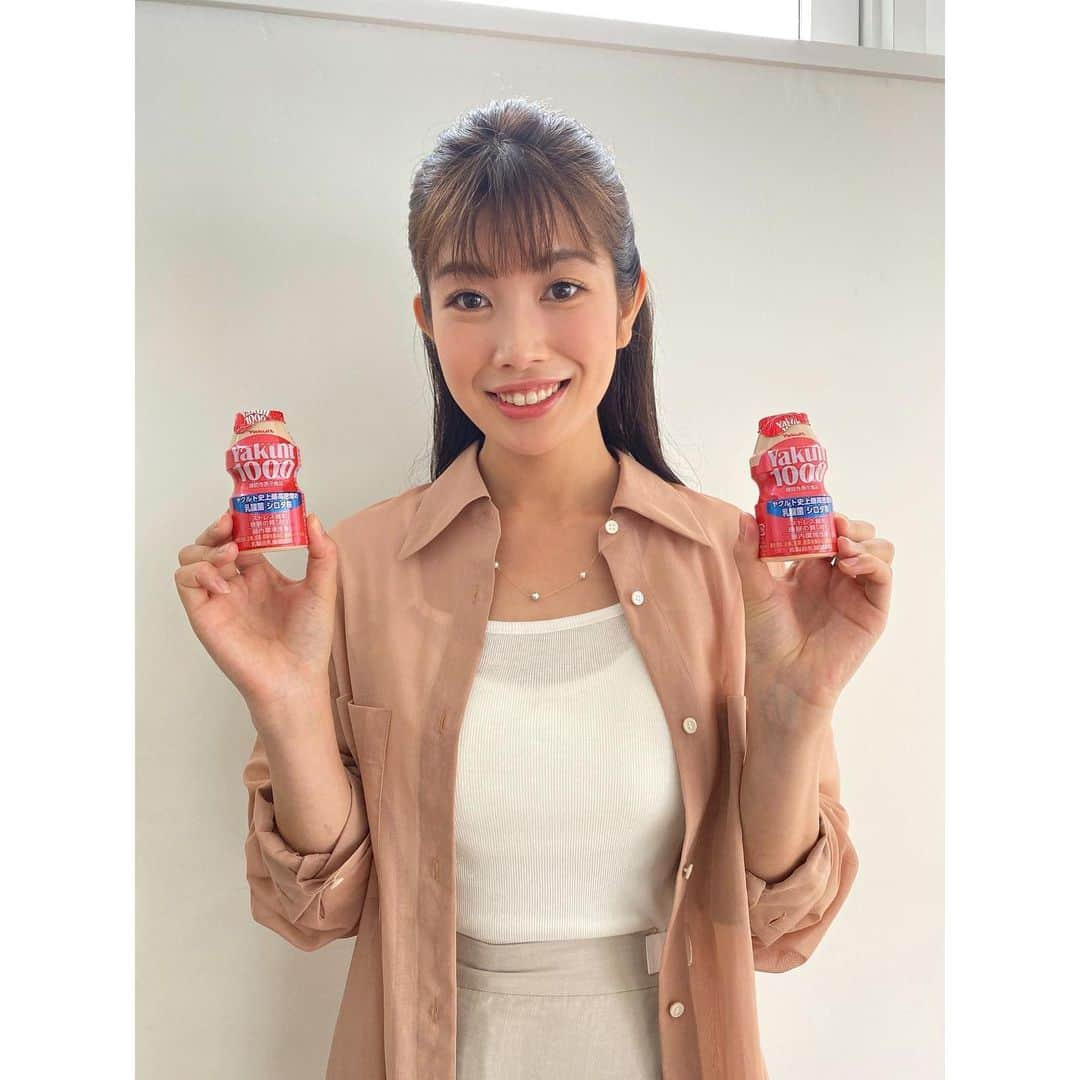 梅山茜さんのインスタグラム写真 - (梅山茜Instagram)「. ＊お知らせ〜📣＊ . この度「Yakult1000」のCMにラグビー元日本代表の 廣瀬俊朗さんと出演させて頂いています🙋🏻‍♀️💗 この「Yakult1000」のポイントは 「ストレス緩和」と「睡眠の質向上」💡 このコロナ禍にもピッタリですよね。 実は私も何年か前から寝付きが悪かったり 夜中起きたりで熟睡できていないので 毎日飲んでいるんです🥰 そもそもヤクルトって物心つく前から飲んでるし 今回CMに出演させて頂いて 本当に光栄すぎたし嬉しすぎた…！ そしてテレビでよく拝見していた廣瀬さんと ご一緒できたのも嬉しすぎました☺️！ 大阪ご出身なので色んな大阪トークができて すごくお優しい方でとても楽しかったです！ ありがとうございました💐  CMはMBS毎日放送ほか、 なんとCBCテレビ、チューリップテレビ、 北陸放送、福井テレビで10月1日〜1ヶ月間流れます📺 ぜひ朝から晩まで上記の放送局を見て頂いて CMチェックしてみてください🥳 私もまだ見られてないので 一日中MBSつけておきます🕰笑 関西はもちろんかなり広い範囲で見られますので ぜひお願いしますーっ🧡 (だーいぶ前に撮影したので今より前髪短いし ちょっと太い気が…🤔) . #フリーアナウンサー#アナウンサー#女子アナ#タレント#ヤクルト#ヤクルト1000#ラグビー#ラガーマン#スポーツ#スポーツ選手#日本代表#廣瀬俊朗 さん#梅山茜#毎日放送#中部日本放送#チューリップテレビ#北陸放送#福井テレビ#撮影#大阪#関西#徳島#東海#北陸#cm#Yakult#Yakult1000#mbs#rugby#cbc」10月2日 18時13分 - umeyama_akane