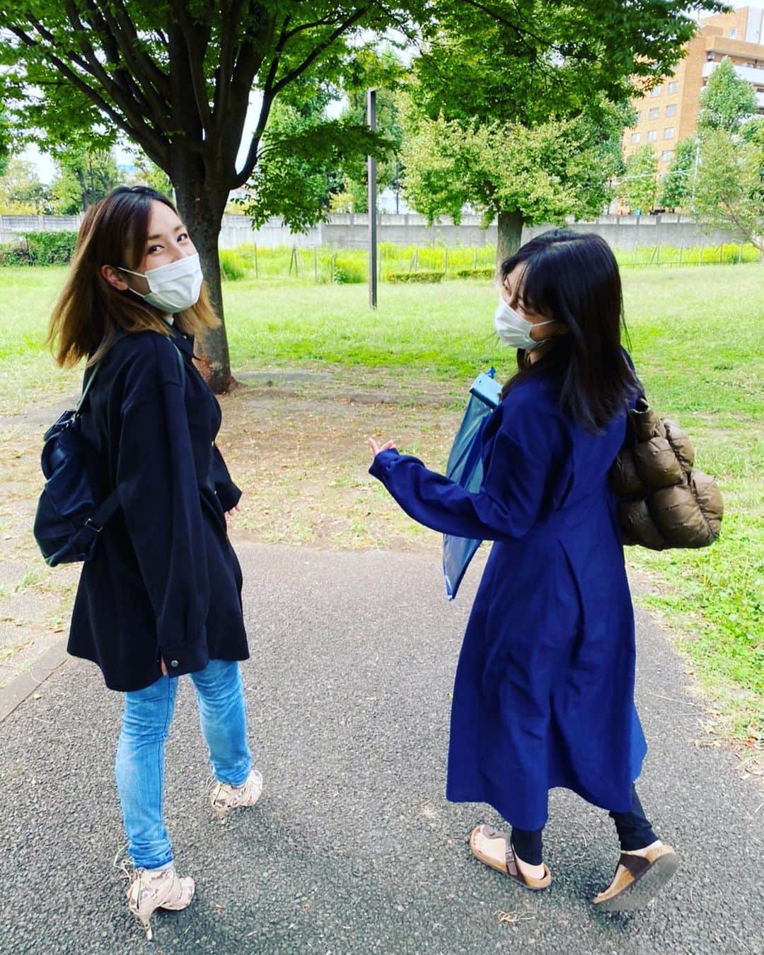 平田裕香のインスタグラム：「先日の誕生日のインスタライブで少しお話をしましたが、 昨年の今時期に、悪性リンパ腫を疑われて病院へ通いました。  副鼻腔炎の診察に向かっていたはずが、あれよあれよと大きな病院を紹介されて、 訳もわからず、ただ何かしらよくない病気なのかしらと弱気になっていた私に、友人が付き添いを申し出てくれたのだけどそれをそっと辞退して、 「じゃあ病院の近くのパンケーキが食べたいからそこに付き合って！」と言ってパンケーキ屋さんへ向かう道中の写真。  なんか、この写真、とても好きなんだよね。 手に持つMRIの写真と紹介状が生々しいんだけど、でもなんか、すっごい笑ってる。  今年の2月に、悪性のものでは無いという判断になり胸を撫で下ろしました。  ついおざなりにしてしまう〝健康〟 健康であることは当たり前じゃあ無いんだよね。 ということをあらためて実感した時間でした。  @terachan0804  @mittucyori」