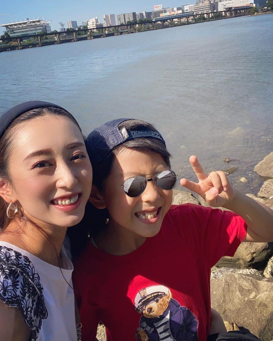 中西麻里衣さんのインスタグラム写真 - (中西麻里衣Instagram)「釣り🎣。 岩場は危ないので、毎回私と娘はひたすらに待ち時間。 緑の中をお散歩したり、木の実やら枝集めてみたり良い意味で自然を満喫。。🤭 たまには長男とのツーショット♡ もうそろそろ一緒の写真は嫌がったりするのかな🥺」10月2日 18時25分 - 87marii