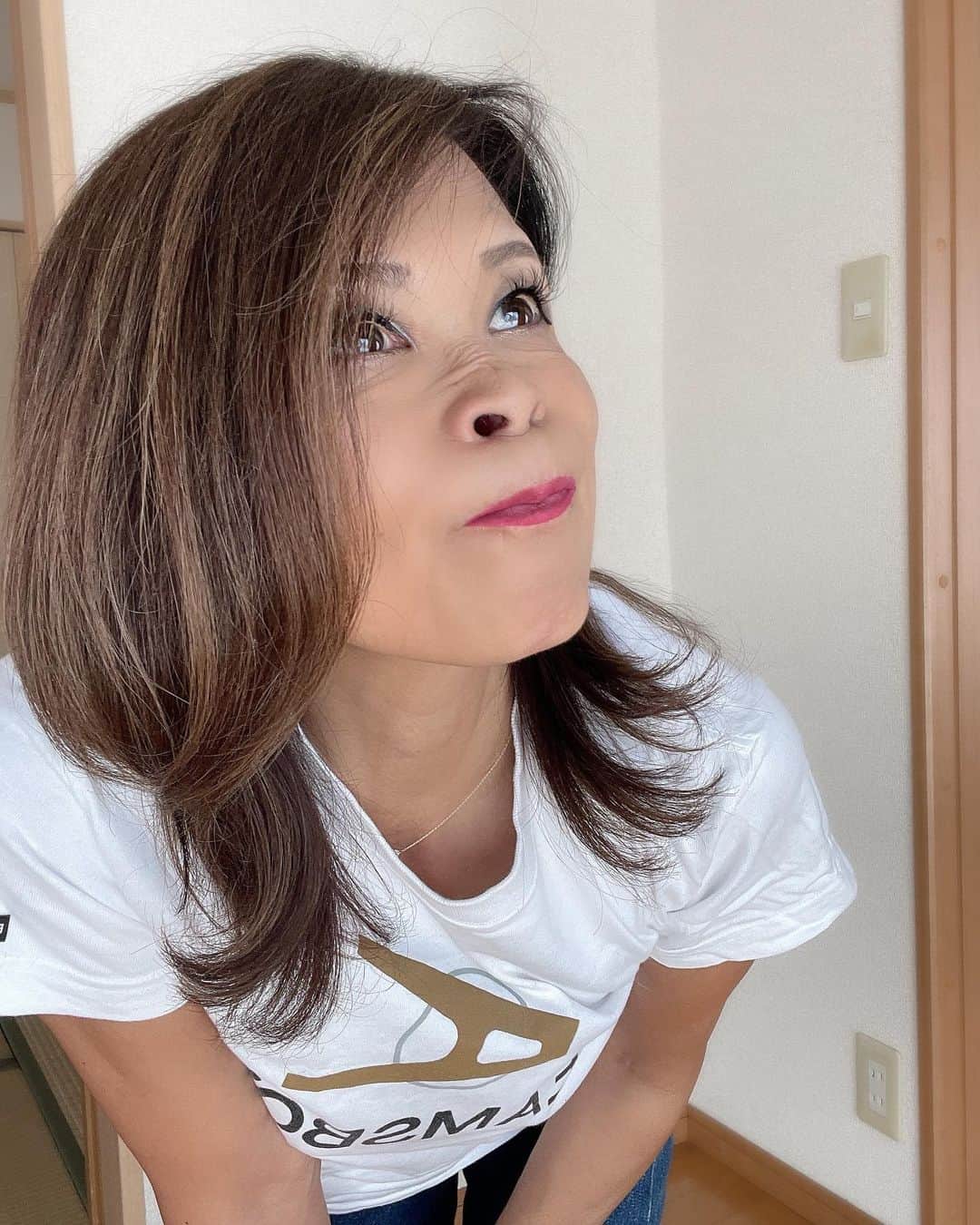 Naoko（なおこ）さんのインスタグラム写真 - (Naoko（なおこ）Instagram)「🙋‍♀️ 🙋‍♀️ 🙋‍♀️ 50代の髪の毛悩み  1️⃣白髪 2️⃣艶がない 3️⃣うすくなってきた 4️⃣コシがない 5️⃣うねる  picにわたしがやってる 対応を書きました。  50年以上もこの身体を借りて生きてますから 劣化は仕方ないです。  でも人工的に 綺麗になるものがあれば 使うのも 幸せに生きる手だと 思います。  逆にナチュラルに 老化現象を受け入れて 生きていくのも素敵な 選択です。 ノーメイクや シルバーヘアの方 かっこいい方います🙂  どちらを選んでも 自分が happyにならなきゃ 意味がないです🤍💕  大人女性の髪の毛の悩み  アドバイスなどあったら 教えてくださいね🤍🙋‍♀️  #筋トレ #筋トレ女子 #筋トレダイエット #筋トレ女子と繋がりたい #筋トレで減量 #くびれ#美ボディ #アラフィフ#なおこ語録#アラフィフコーデ#筋トレ日記 #筋トレ生活 #ボディメイク #50代の筋トレ #熊本 #アンチエイジング#kumamoto #Trainingmotivation #Bodybuilding#Muscletraining #fitnessmodel#training #workoutvideo #gymgirl」10月2日 18時27分 - smile_naohibi