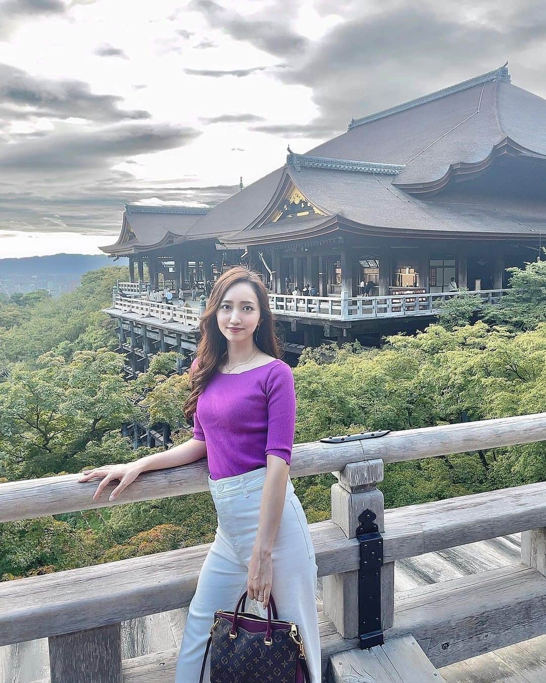 曲渕伊代のインスタグラム：「京都に行くのは3度目だけど 清水寺は何気に初めて🍁 . #京都旅行 #清水寺 #伏見稲荷大社」