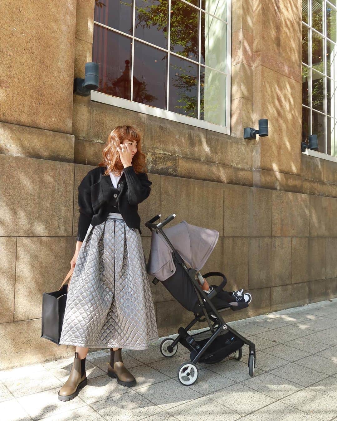 Mai Wakimizuのインスタグラム：「ニットやらブーツやら張り切って秋意識してみたけど、現実はまだまだ暑かった。笑 pre order中のメタリックスカート、お店に入る度店員さんに褒めて頂き嬉し恥ずかし♡このボリュームとハリ感、コートと合わせても負けないぐらい可愛いです＼(^o^)／北野popupでは先行発売します！ knit:#linkable @linkable_official(今月末発売予定) skirt:#linkable @linkable_official(来週7日まで予約販売中) ------------------------------ 【popup shopのご案内】 日時:2021年10月19日(火)〜24日(日) 11:00〜18:00(24日日曜日は16:00close) 場所:gallery北野坂 神戸市中央区山本通1-7-17 WALLAVENUE3階 ------------------------------」