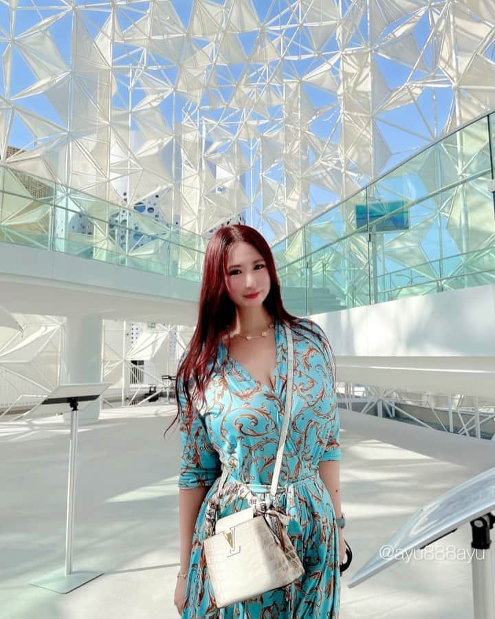 のインスタグラム：「Japan Pavilion🇯🇵 @expo2020_jp  @expo2020dubai  @ayu888ayu   The Japan Pavilion at the Dubai Expo is amazing and gorgeous 👏✨. Japanese staff will provide detailed explanations to convey the appeal of Japan to each and every visitor✨ The next Expo 2025 will be held in Osaka, Kansai ,Japan🇯🇵🌎. ・ 2025年に日本の関西で万博が開催されると言う事もあって今回のドバイ万博での 日本館は素晴らしく豪華で 一人一人の来場者に真心込めて 日本の良さを発信していました🇯🇵✨ ここまで丁寧なパビリオンは ドバイ万博の中でもトップクラスだと感じました🏅 日本館が2時間待ちになった理由は、ドバイに滞在している世界中の人達が日本と日本人に大変興味を持ってコロナ禍で日本に旅行できないので日本を体感したいからだと思います。 ハイライトに詳細載せています💁🏼‍♀️ @ayu888ayu  ・ #expo2020japan#expo2020_jp#japanpavilion#japan#japaneseculture#expo2020 #expo2020dubai#dubaiexpo#dubaiexpo2020#japanphoto#mydubai#visitjapan#visitdubai#osakaexpo#osakajapan#ドバイ万博#大阪関西万博#大阪万博#ドバイ#ビジットドバイ#ジャパン#ドバイexpo#日本#omotenashi#expo2025#expo2025osaka」