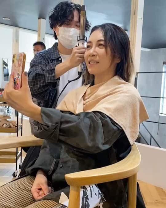 野口和弘のインスタグラム：「@miracle_hikaru_official  . ミラクルひかるさんにモノマネでCIECA.の求人募集をしていただいております😂笑 . ほんといい人で、場の空気をガラッと変えられるところはさすがプロだなと😂 . . シエカ求人募集してまーす！！ . . #ミラクルひかる #CIECA. #求人募集 #美容師求人 #工藤静香モノマネ #シズカじゃないよ #シエカだよ」