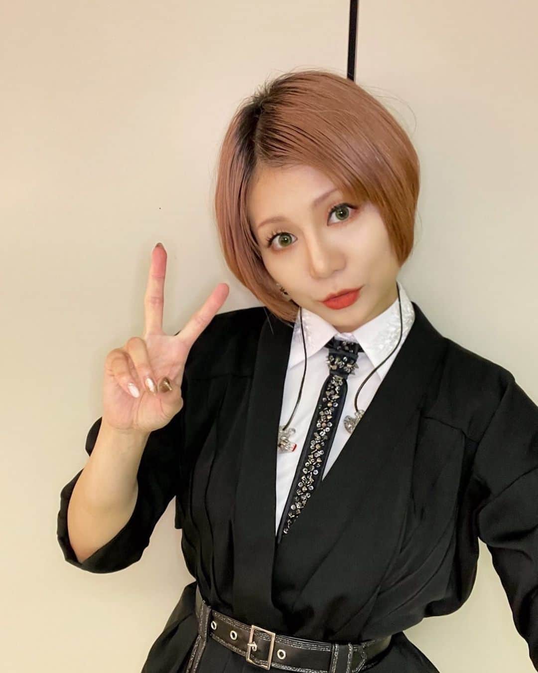 蜷川べにのインスタグラム：「.  名古屋1日目 ありがとうございましたー！！ ⁡ ⁡ #蜷川べに  #和楽器バンド  #全国ツアー  #名古屋公演 #pleasesubscribe  #津軽三味線  #shamisen  #youtubechannel  #benininagawa  #wagakkiband」