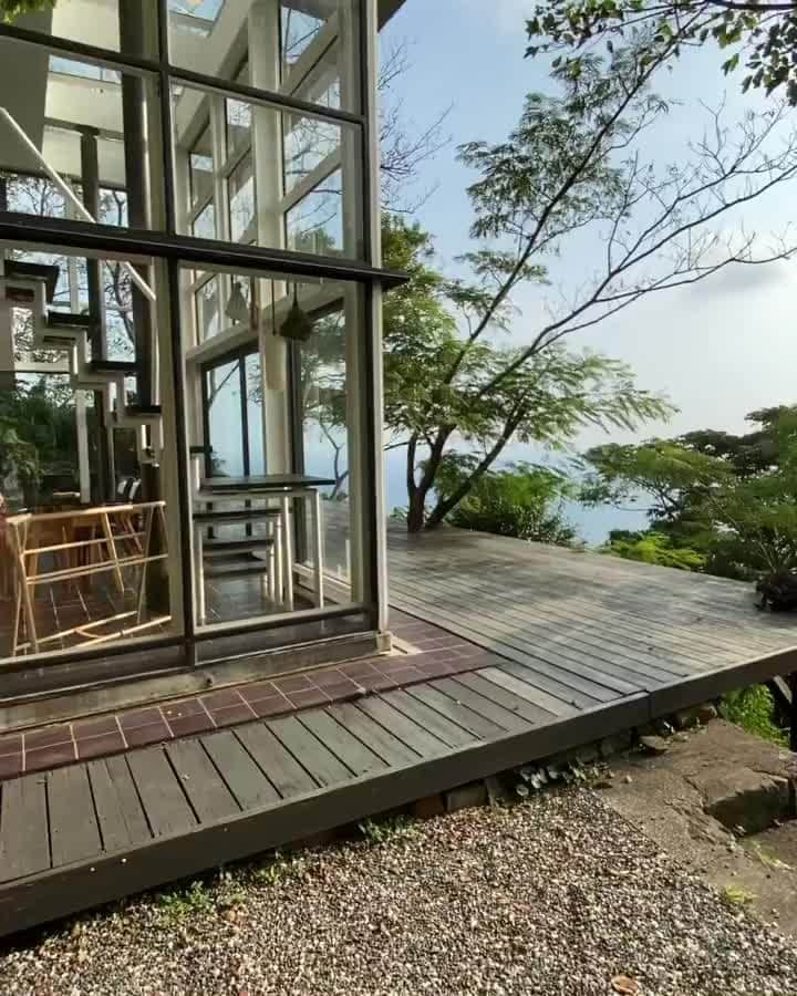 のインスタグラム：「The edge of the world is only a few hours from Tokyo. Hana’s elegant house clings to a forested cliffside brimming with life, including monkeys who sometimes scramble across the roof. Where else can you feel sophisticated and wild at the same time?   Link in bio for remote cliff house.  Video: @xxjunachen」