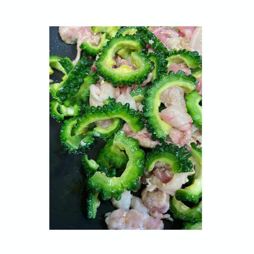 神室舞衣のインスタグラム：「時期外れではありますが  自分で育てたゴーヤで 今年もゴーヤチャンプルー  苦味を取るレシピも多いけど 私はこの苦味が大好き もぎたてだから変な苦味じゃなくて 美味しい苦味なのかな😌💓  台風にも負けずにまだ実が着いてるのであと1回は楽しめそう 楽しみにしてます。 去年作った天ぷらも美味しかったからどうしようかな〜！」