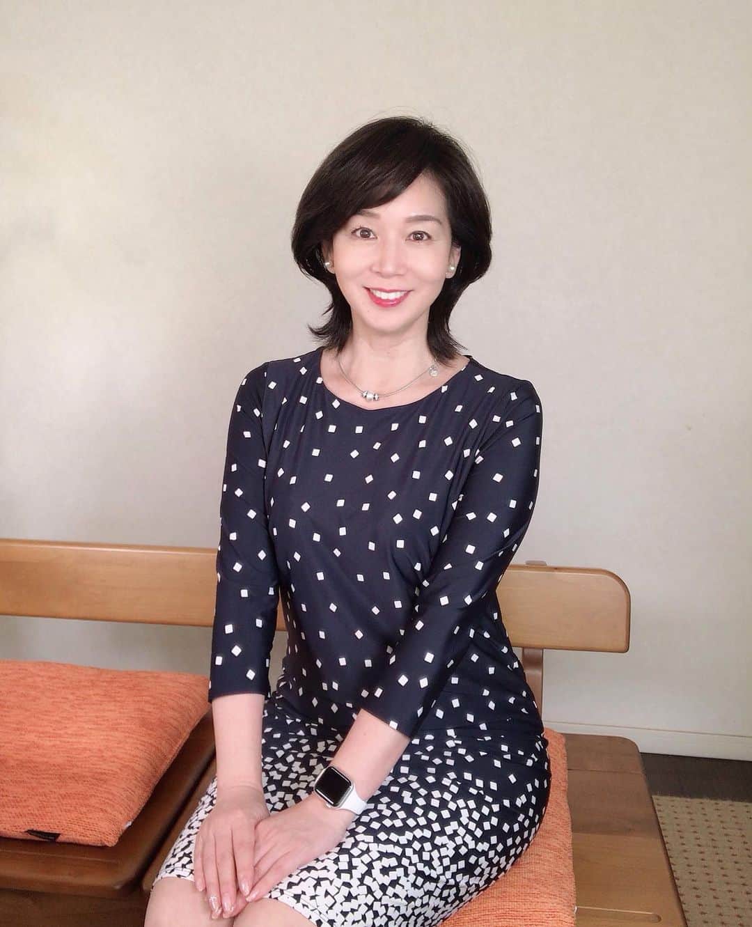 伊藤聡子さんのインスタグラム写真 - (伊藤聡子Instagram)「アップ♪はROMAN🇬🇧のネイビーのワンピースでした😊 白の柄が裾にかけてグラデーションになっています。 東京駅でパッケージの可愛さに一目惚れして思わず買ってしまったパンダサブレ❤️ 甘さも控えめで美味しい💕 #メーテレアップ#roman🇬🇧#パンダサブレ#伊藤聡子」10月2日 19時43分 - satokoito73