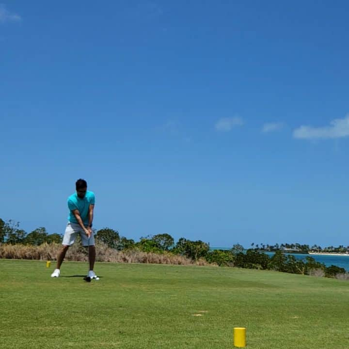 サム・ミルビーのインスタグラム：「Good thing this is just a side shot so you can't see how far off the course my ball went 🤦🏾‍♂️😂」