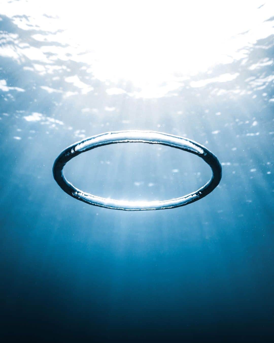H I R O M I M O R I Y Aのインスタグラム：「Bubble ring💍🌊  自分で作って自分で写真に収めるスタイル📸 なんかこう見るとほんとにバブルリングって幻想的だねー🐬  Camera:Sony a7iii Lens:ZEISS 16-35mm  #underwaterphotography #paditv #underwater #ocean #underwaterlife #scubadiving #earthshotz #planetearth  #freediving #freedivephotography #sonyalpha #alpha_newgeneration_bysony  #ダイビング　#ダイビング好きな人と繋がりたい #宮古島ダイビング　#宮古島　#スキンダイビング  #水中写真　#自由潛水　#海好きな人と繋がりたい　#八重干瀬」