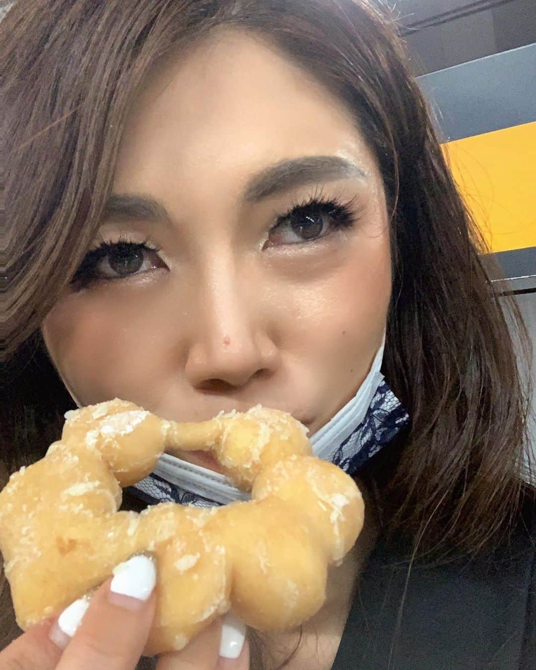 小林アナさんのインスタグラム写真 - (小林アナInstagram)「今日だけは少し食べさせてください！ ポンデリングが美味しすぎて泣ける。 顔が一日中濃くてすみません！  #ベストボディジャパンへの道 #ずっと食べたかった #ポンデリング」10月2日 20時28分 - genkobiribiri