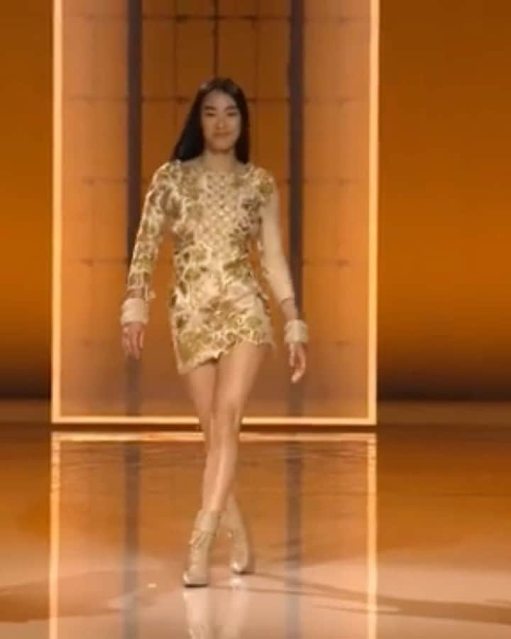 リナ・サワヤマのインスタグラム：「thank u @olivier_rousteing @balmain for inviting me to walk in ur icons section of the Balmain Festival alongside literal fashion icons !!!!! first time walking Paris and my face was 😏😏😏😏😏😏😏😏 incredible energy backstage ❤️‍🔥 congratulations on 10 years Olivier !!!!」