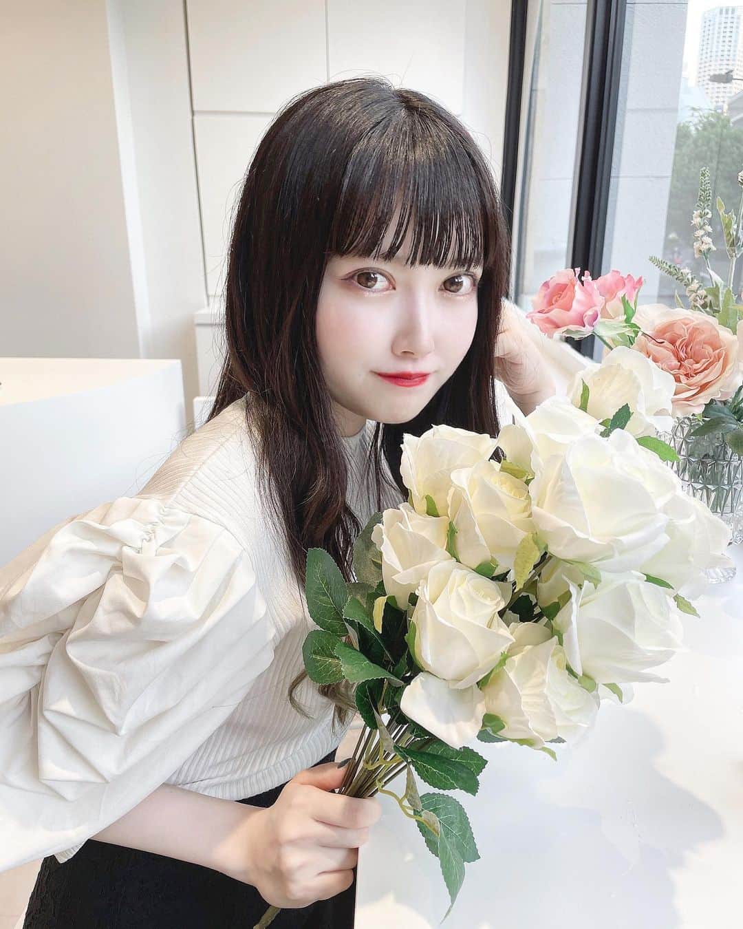 戸川栞那のインスタグラム：「☁️🍨🤍 気がついたら白い服ばかりクローゼットに溢れてる( ´-` ).｡oO (  #ミスコン #ミスコンテスト #サロモ #サロンモデル #サロンモデル東京 #ロングヘア #グレージュ #アッシュグレー #アッシュカラー #暗髪 #前髪ぱっつん #ぱっつん前髪 #モデルプレスパワープッシュ #サロモ撮影 #ビジョビジョ #カラーモデル #撮影モデル #インスタ女子 #代官山カフェ #代官山グルメ」