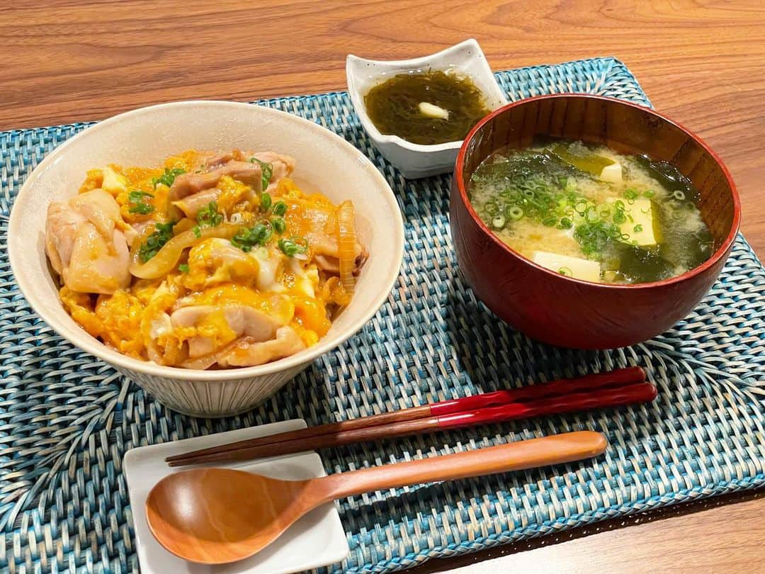 真飛聖さんのインスタグラム写真 - (真飛聖Instagram)「☺︎まとぶ飯☺︎  親子丼。  〜鳥肉大きめにカットしてみた〜 この間もらった『極濃厚卵』で作ったから、 めちゃくちゃ美味しかった✨  お豆腐とわかめのお味噌汁。  〜今日は10月2日、豆腐の日ということで〜  もずく酢。  美味しくいただきました☺︎  #まとぶ飯」10月2日 20時42分 - sei_matobu