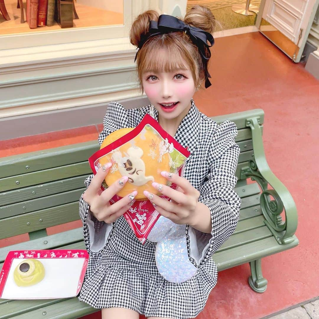 あやちゃんさんのインスタグラム写真 - (あやちゃんInstagram)「台風ディズニーのわりに上出来じゃないですか？🤣☂️ ハロウィン限定のバーガーが可愛すぎるのよ👻🎃 @avectoi_official_ のセットアップ めちゃくちゃかわいいわ🥺💕 チェックしてね🖤🖤  #ミッキーヘア #ディズニーランド #ディズニーコーデ #ディズニー #ディズニーカチューシャ #ディズニーリゾート #ディズニーフード #東京ディズニーランド #東京ディズニーリゾート #リトルグリーンまん #雨の日ディズニー #雨の日コーデ #ディズニーハロウィン #ミッキーコーデ #ディズニーレストラン #台風ディズニー #舞浜 #夢の国 #夢が叶う場所 #ハロウィンメニュー #ディズニーハロウィン2021 #tokyodisneyland #disneyland #disneyresort」10月2日 20時42分 - aya.you.love.r