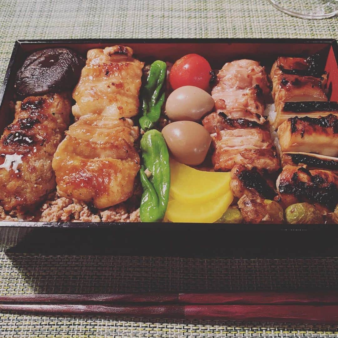 高岡早紀 さんのインスタグラム写真 - (高岡早紀 Instagram)「舞台の稽古が始まりまして… とても疲れていて。。 焼き鳥がとっても食べたくて… 今夜はお弁当、届けて貰った。。 美味しい。  #愛する時死する時」10月2日 20時43分 - saki_takaoka